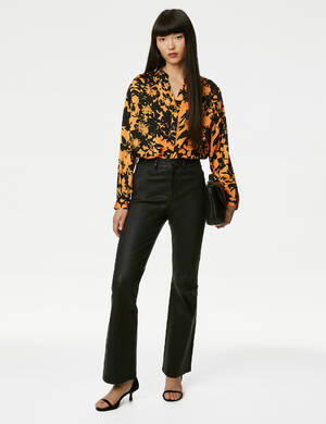 marksandspencer_AW23_T50_2203T_bluza s kvety_oranzova cerna_1699Kc_modelka.jpg